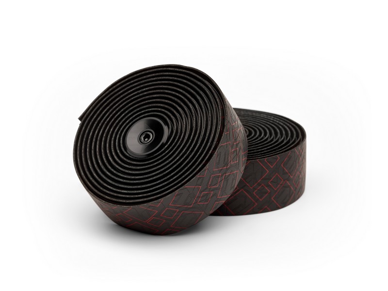 TRAKA VOLANA PRO PEAKED TEAM BLACK / RED PU / 2.5MM / DEBOSSED