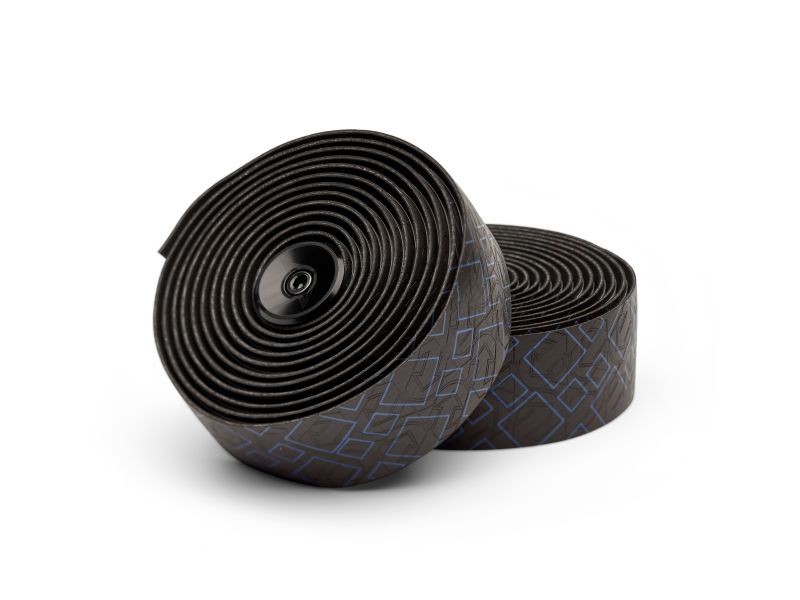 TRAKA VOLANA PRO PEAKED TEAM BLACK / BLUE PU / 2.5MM / DEBOSSED